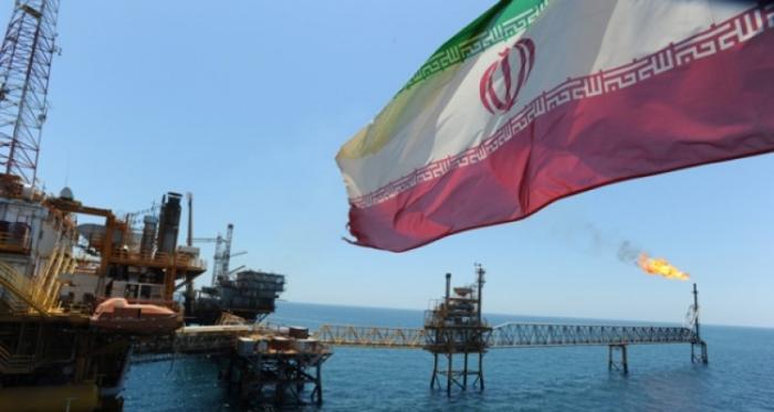 إيران تطلق صواريخ قرب سفن حربية أمريكية في الخليج
