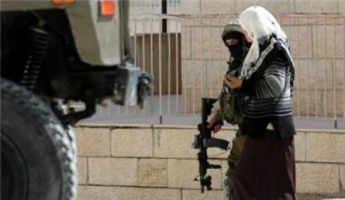صورة.. الاحتلال يعتقل فتاة بالخليل بزعم حيازتها سكينا 