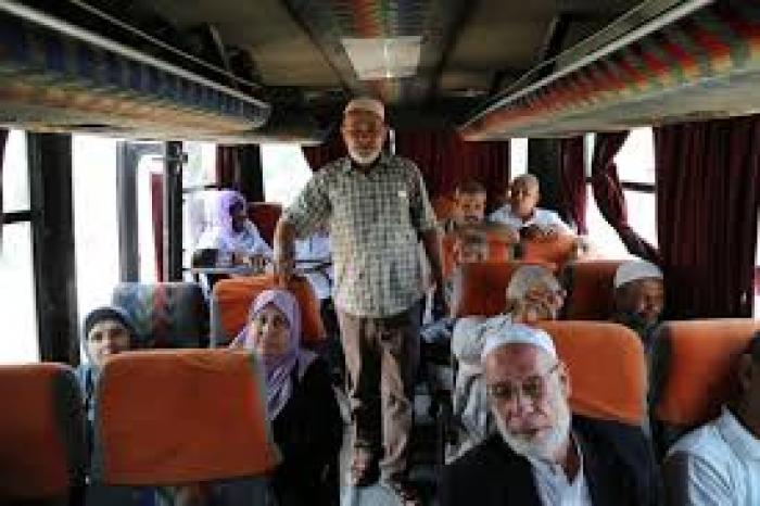 دفعة من أهالي الأسرى تتوجه لزيارة أبنائها في سجن "نفحة"