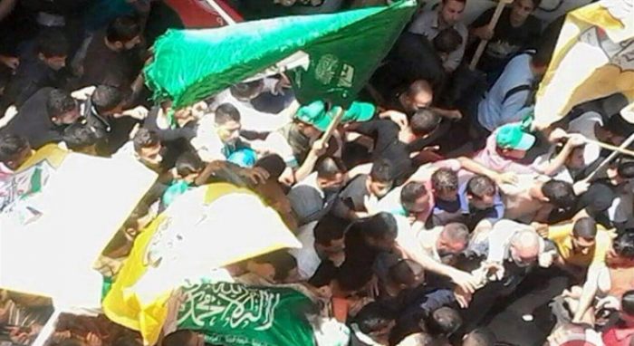 أهالي مخيم العروب يشيعون جثمان الشهيد برادعية