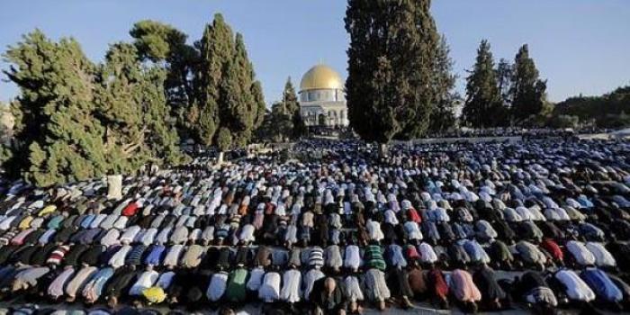 200 مواطن غزّي يتوجهون لأداء صلاة الجمعة في المسجد الأقصى
