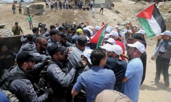 سلطات الاحتلال تمهل أهالي الخان الأحمر أسبوعاً لهدم منازلهم ذاتياً