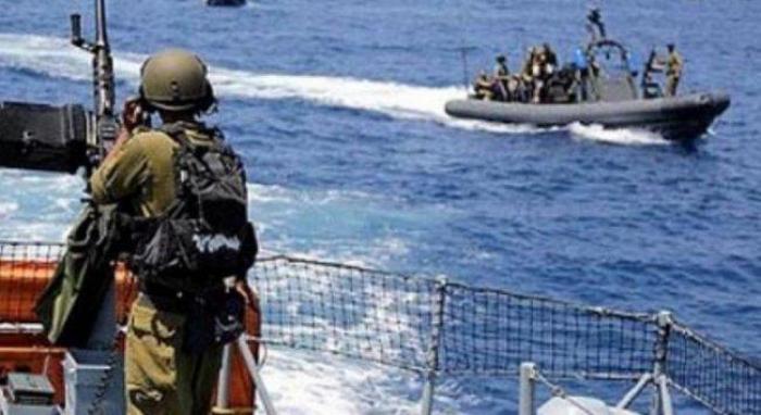 زوارق الاحتلال تستهدف مراكب الصيادين في بحر شمال غزة
