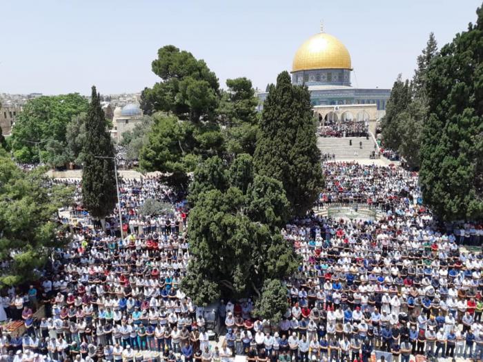 آلاف المواطنين يؤدون الجمعة الثانية من رمضان في رحاب المسجد الأقصى