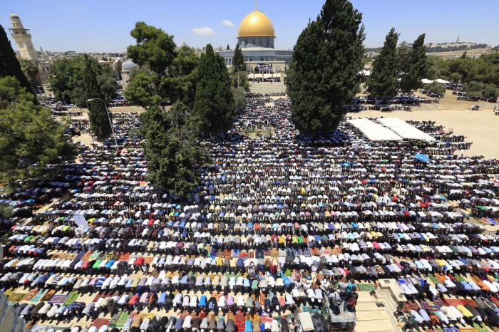200 غزي يغادرون قطاع غزة لأداء صلاة الجمعة في المسجد الأقصى