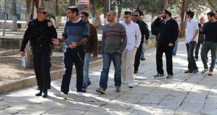 قطعان المستوطنون يقتحمون باحات المسجد الأقصى وسط حراسة أمنية مشددة