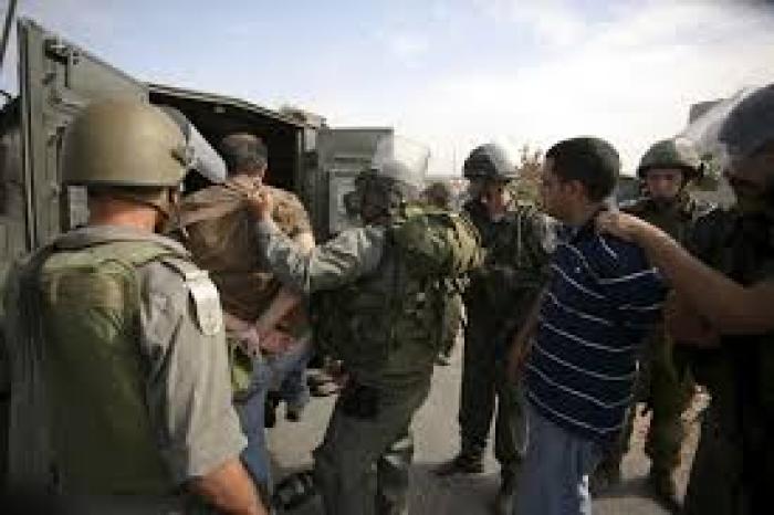 قوات الاحتلال تعتقل 13 مواطنا من الضفة المحتلة