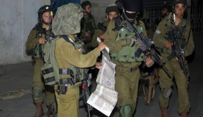 الإحتلال يعتقل 12 فلسطينياً في أنحاء متفرقة من الضفة الغربية