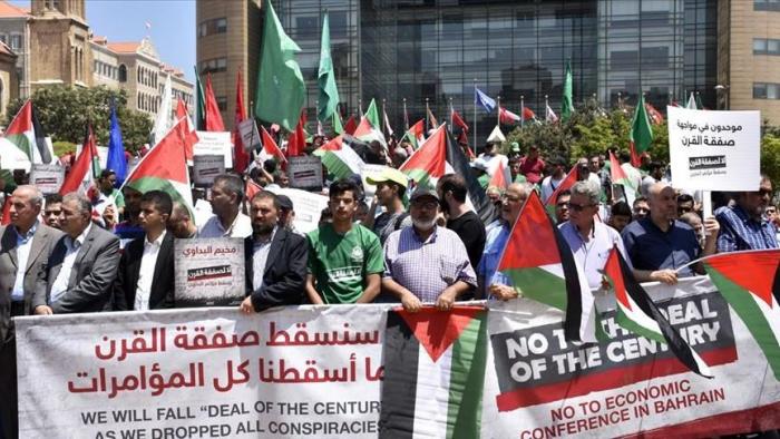 الفلسطينيون فى بيروت يتظاهرون أمام سفارة كندا لفتح باب الهجرة