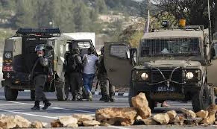 حملة اعتقالات ومداهمات واسعة تطال أكثر من 30 فلسطينيا