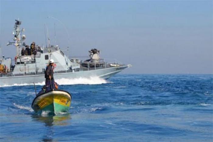  الزوارق الحربية الصهيونية الصيادين تستهدف قبالة سواحل القطاع