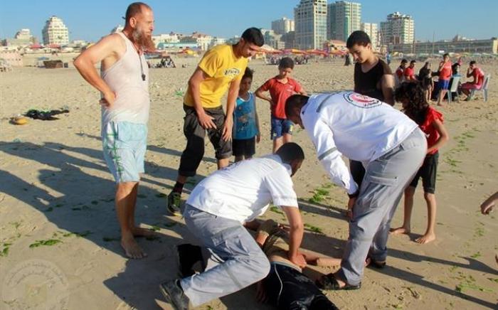 انتشال جثة غريق من بحر غزة
