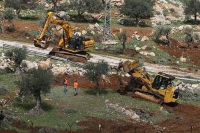 الاحتلال يجرف أراضي مزروعة بالزيتون غرب بيت جالا