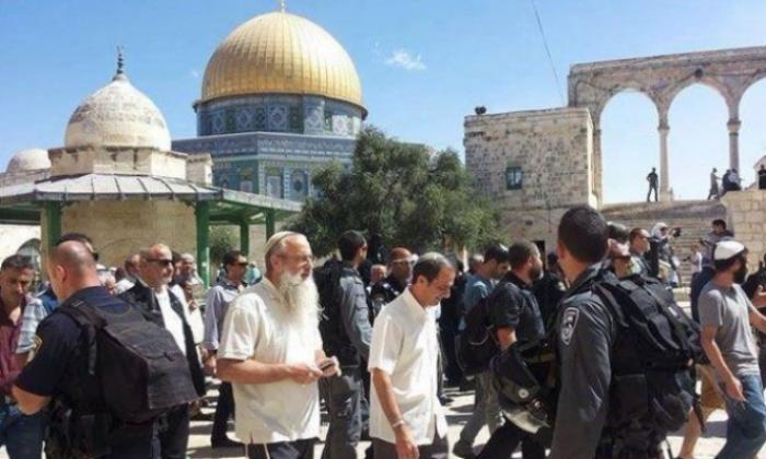 بقيادة وزير صهيونى عشرات المستوطنين يقتحمون الأقصى