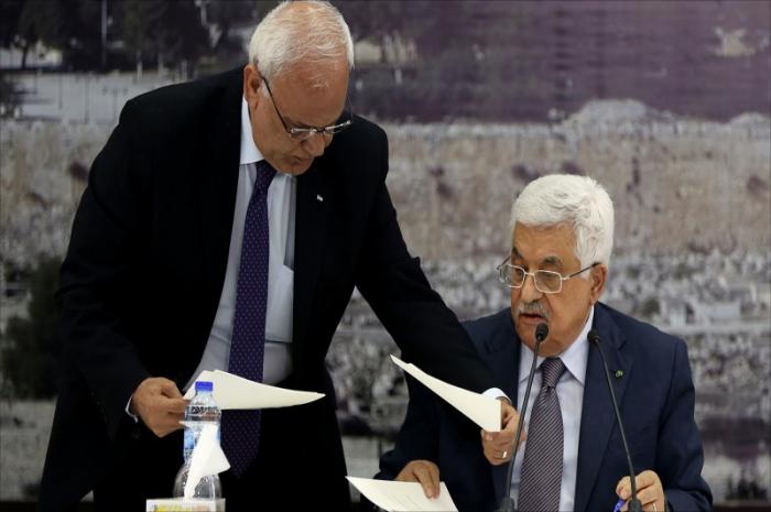 الرئيس الفلسطيني محمود عباس وكبير المفاوضين صائب عريقات