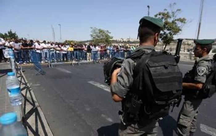 بفعل قيود الاحتلال : مئات المقدسيين يؤدون صلاة الجمعة في الشوارع والطرقات المحيطة بلأقصى