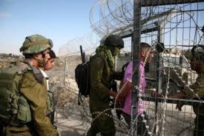 الاحتلال يعتقل فلسطينيين اجتازا الحدود شرق البريج