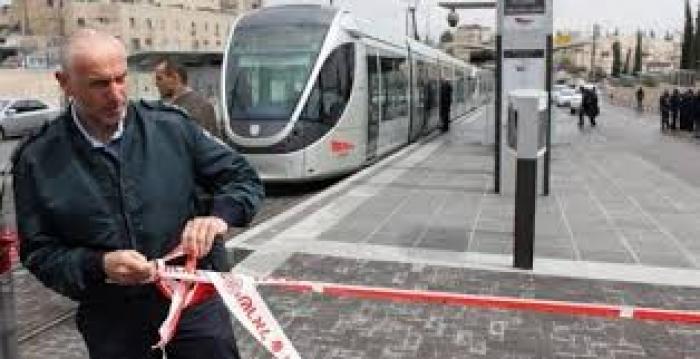 أضرار بالقطار الخفيف وحافلة للمستوطنين بعد رشقهم بالحجارة