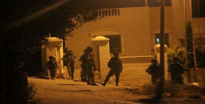 مداهمات واعتقالات للاحتلال بالخليل الليلة