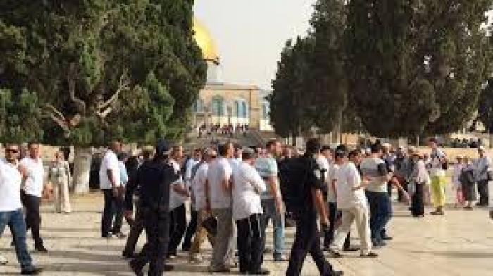 عشرات المستوطنين يقتحمون المسجد الأقصى 