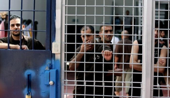 أربعة أسرى من الضفة يدخلون أعوامًا جديدة في سجون الاحتلال
