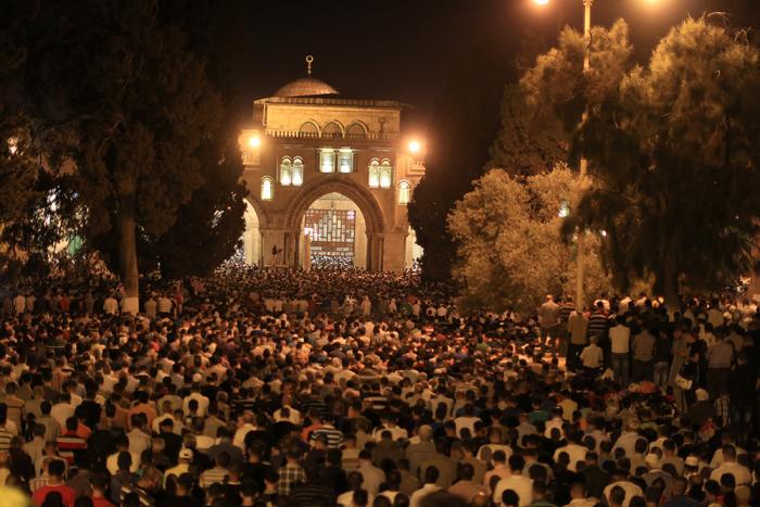 بالصور والفيديو : 350 ألفاً أحيون ليلة القدر برحاب المسجد الأقصى المبارك