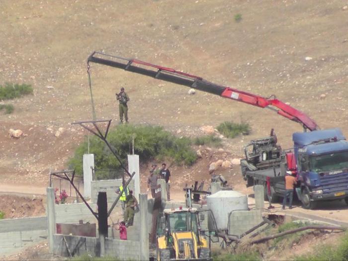  الاحتلال يدمر آبار مياه ومداخل شقق سكنية ويستولي على مخرطتين ويعتقل مواطنا