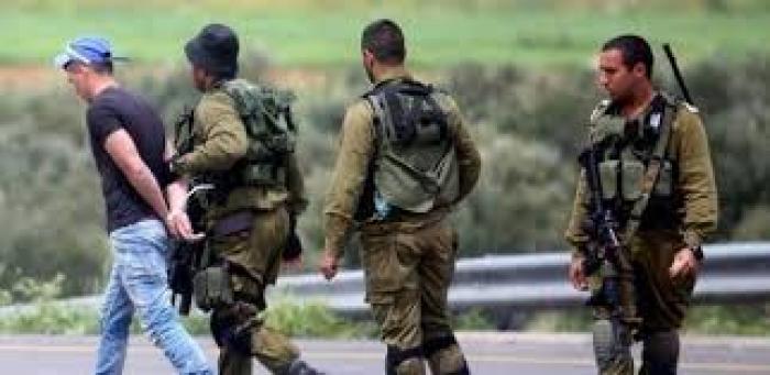 الجيش الصهيوني يعتقل ١٤ فلسطينيا بالضفة المحتلة