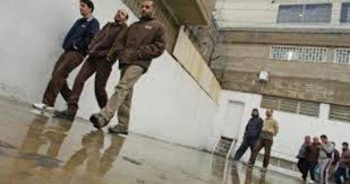خمسة أسرى يدخلون عامهم الـ17 في سجون الاحتلال
