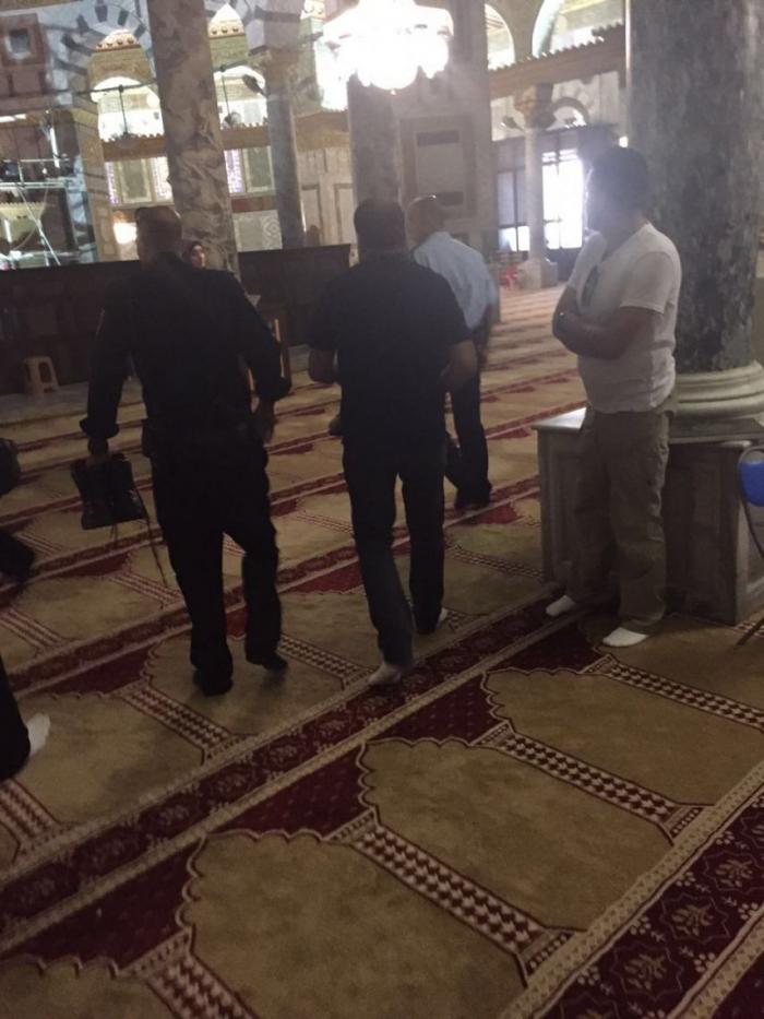 خبير آثار صهيوني وضباط شرطة يقتحمون مسجد قبة الصخرة