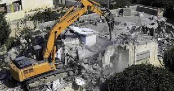 أليات و جرافات الاحتلال تهدم منزلا في القدس