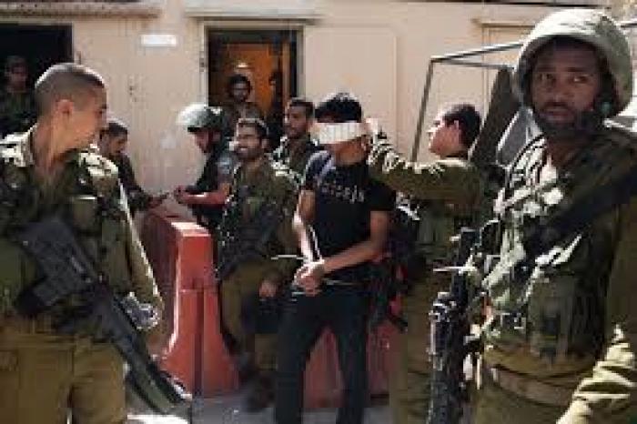 بالأسماء: الاحتلال يعتقل 12 فلسطينيا بالضفة والقدس 