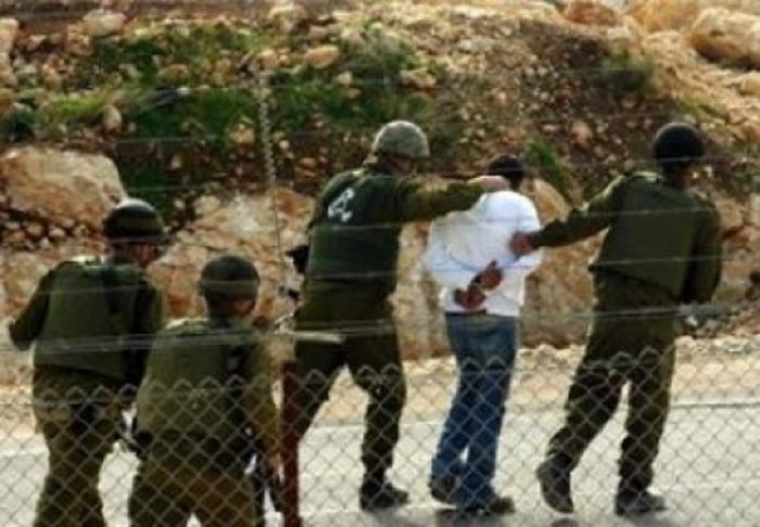 الإحتلال يعتقل شابين على الشريط الحدودي جنوب القطاع 