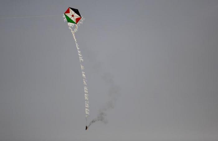 العدو الصهيونى يعلن نجاحه في الوصول لحلول ظاهرة الطائرات الورقية