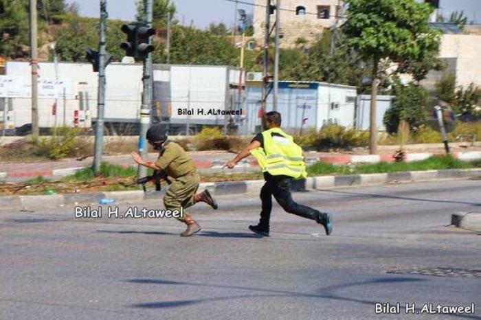 جنود الإحتلال المدججين بالأسلحة يفرون أمام ضربات السكاكين