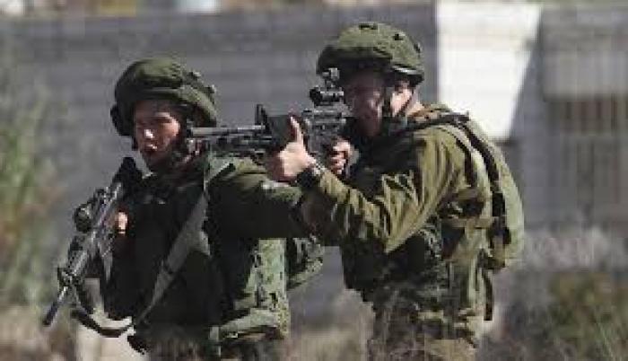 جنود الإحتلال يطلقون النار على مركبة جنوب الخليل