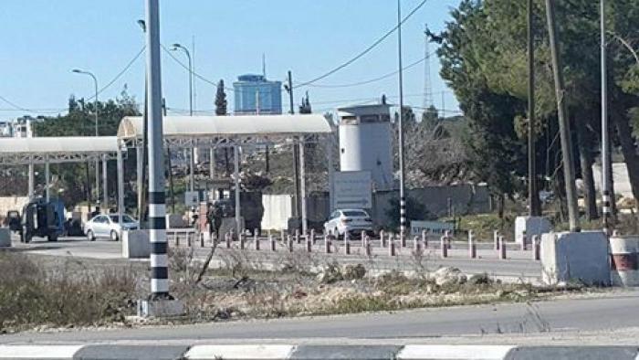 شهيد بعد اطلاق النار على حاجز عسكري بالبيرة ادت لإصابة 3 جنود بجراح خطيرة
