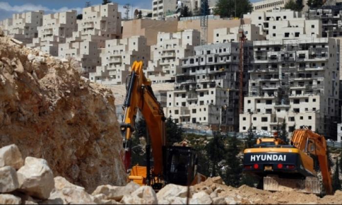 نتنياهو ويعالون يصادقان على بناء مئات الوحدات السكنية بالمستوطنات  