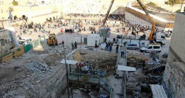 تقرير: 64 حفرية ونفقًا تُهدد أركان المسجد الأقصى