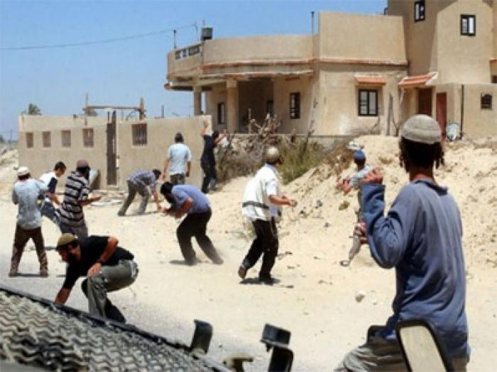 إصابة طفل بمهاجمة المستوطنين منزل عائلته في يطا