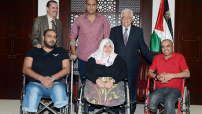 الرئيس عباس يستقبل عدداً من جرحى غزة