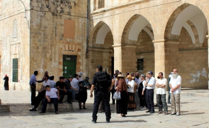 قطعان المستوطنون يقتحمون المسجد الأقصى والمرابطون يتصدون لهم