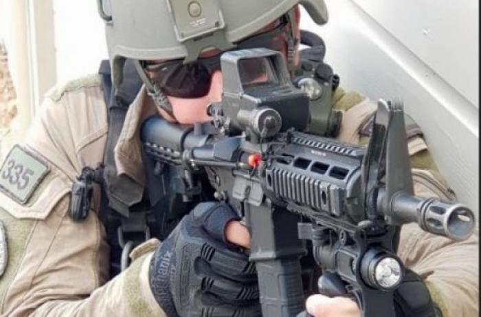 شرطة العدو تزود عناصرها بقفازات مضادة للسكاكين