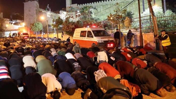 آلاف المواطنين يصلون الفجر بالحرم الابراهيمي في مدينة الخليل