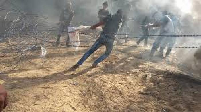 شبان فلسطينيون يسحبون السياج الامني شرق خانيونس