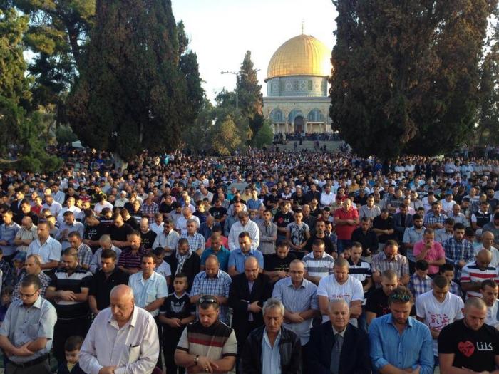 عشرات الآلاف يؤدون صلاة العيد في الاقصى