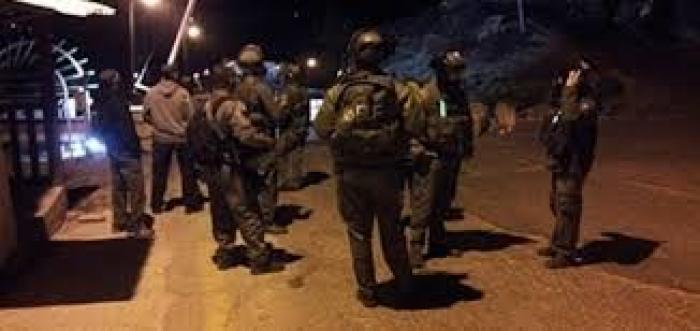 الاحتلال يقتحم بيت عزاء في القدس ويحتجز شابا