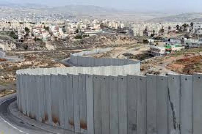 الإعلام العبري: سلطات الإحتلال ستفرض سيطرتهم على الأحياء المقدسية خارج الجدار