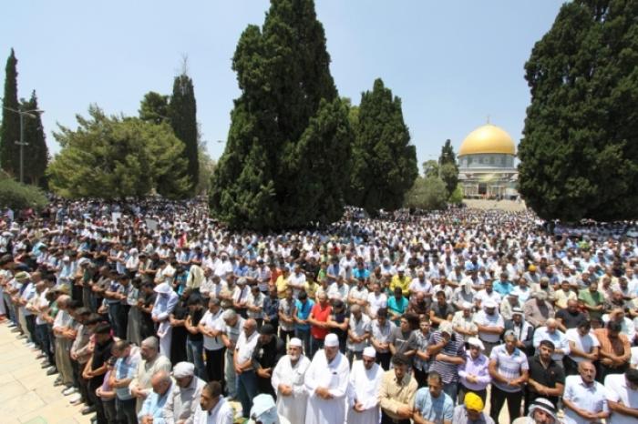 200 غزِّي يغادرون القطاع لأداء صلاة الجمعة في الأقصى
