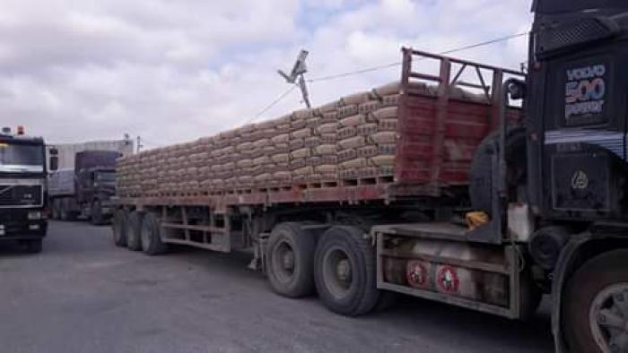 عشرات شاحنات الاسمنت إلى غزة
